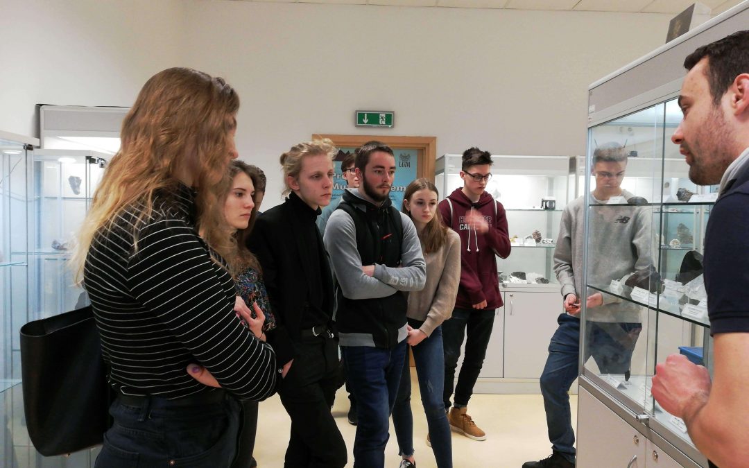 Uczniowie w Pracowni Muzeum Ziemii